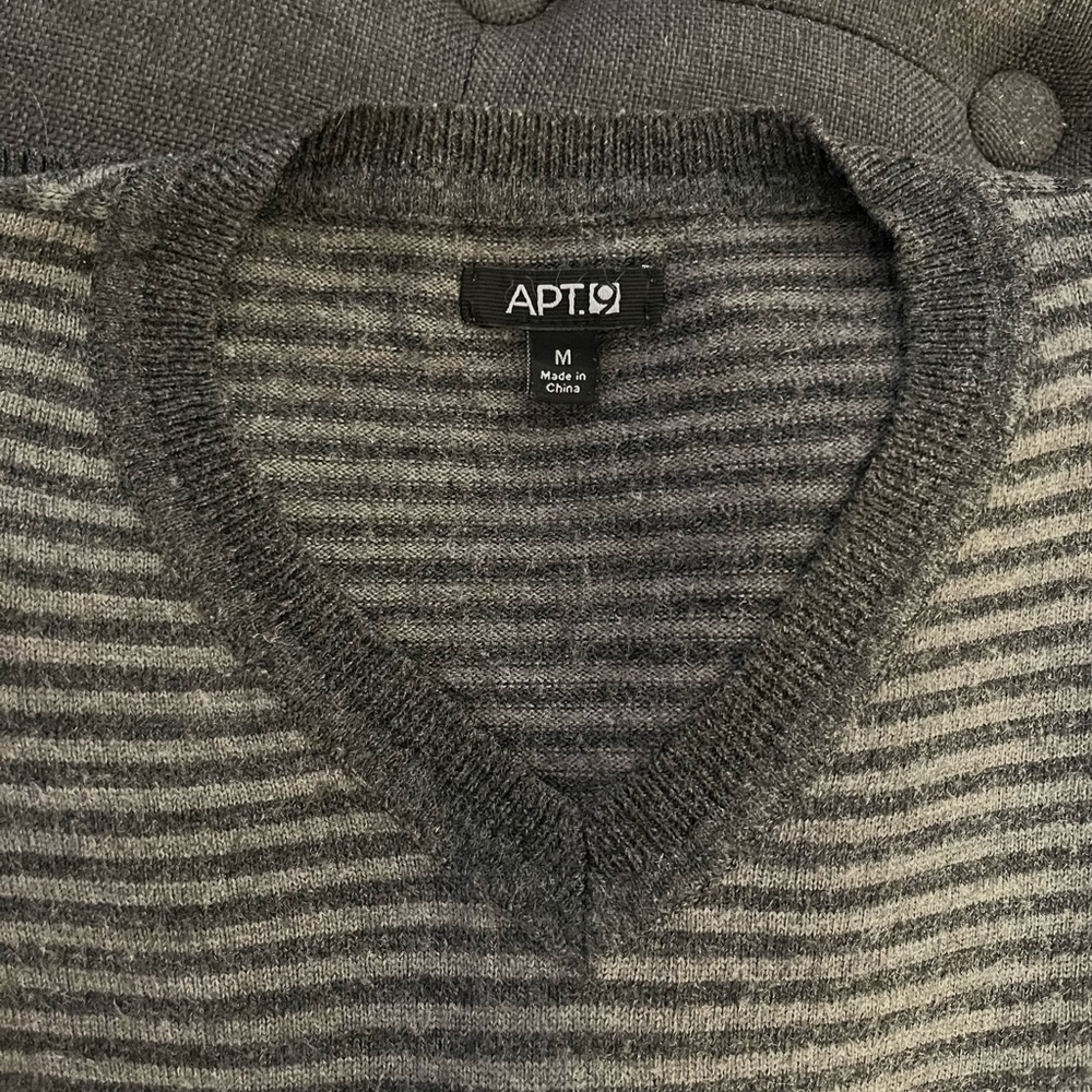 APT.9 Men’s V-neck